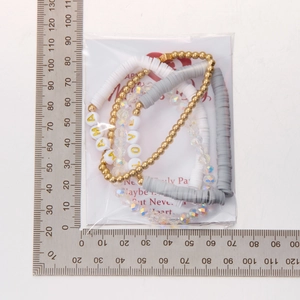 Detail von mehrlagigen MAMA- und LOVE-Perlenarmbändern mit Ton- und Kristallperlen
