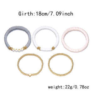 Detailsicht des 5-teiligen MAMA-Armbandsets mit Tonperlen und goldenem Herzanhänger