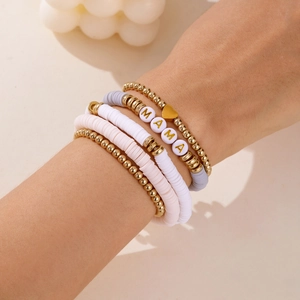 Detail von mehrlagigen Mama-Armbändern mit lila Heishi-Perlen und Herzanhängern