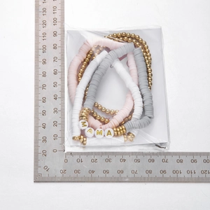 Makroaufnahme vom MAMA Perlenarmband-Set mit rosa Heishi-Perlen und Messwerkzeug