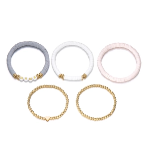 Fünfteiliges MAMA Armband-Set mit bunten Heishi-Perlen und goldenem Herz-Anhänger