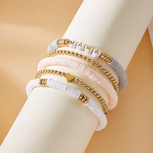 Nahaufnahme des fünfteiligen MAMA-Armbandsets mit Goldherzen und Tonscheiben