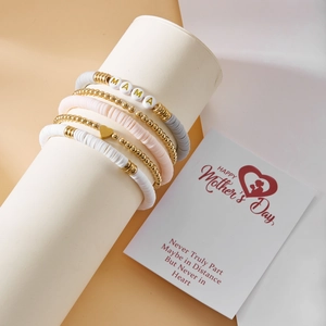 Fünfteiliges Muttertags-MAMA-Armband-Set mit goldenem Herzanhänger und Tonperlen