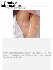 Détail de la parure collier et bracelet MAMA dorée ornée de perles blanches élégantes