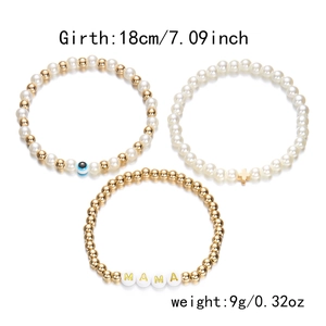 Detailansicht eines 3er-Armband-Sets mit MAMA-Buchstaben und blauem bösem Blick-Anhänger