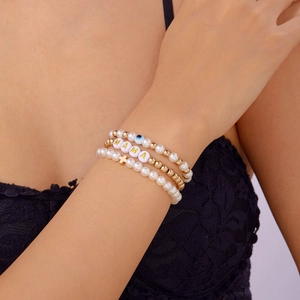 Detail von Boho Armband-Set mit goldenen MAMA Buchstaben und Evil Eye Perlen
