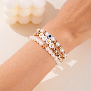 Dreilagiges Perlenarmband-Set mit MAMA-Buchstabenperlen und Evil Eye Anhänger im Detail