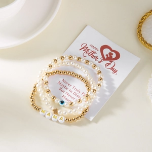 Detaillierte Ansicht des 4-teiligen Perlenarmband-Sets mit MAMA-Buchstaben und Anhänger