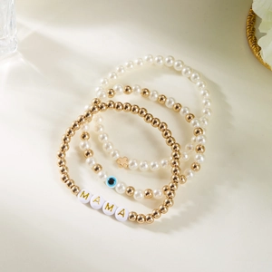 Detailaufnahme des 3-teiligen Sets mit Perlen, MAMA-Schriftzug und blauem Evil Eye-Element