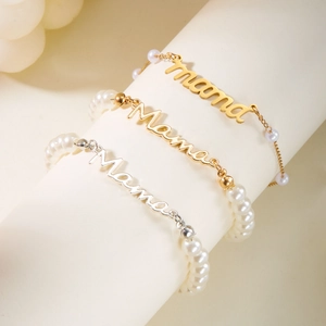 Trois bracelets élégants MAMA en perles et métal aux finitions or et argent