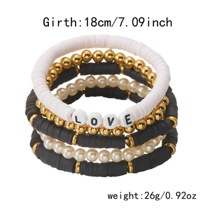 Detail von 5 Boho-Armbändern mit MAMA LOVE Perlen und weißen Kunstperlen