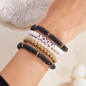 Detailansicht der mama-heishi-perlen und love-buchstaben-armbänder für frauen im set