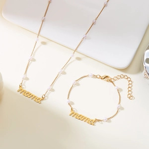 Parure collier et bracelet MAMA dorée avec perles blanches et lettrage manuscrit épuré