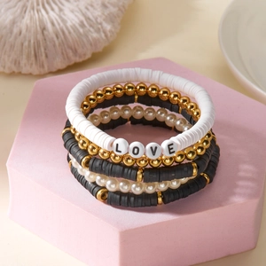 Detail von mehrlagigen Boho-Armbändern mit LOVE-Perlen und Perlenimitaten