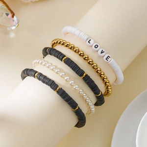 Detailansicht eines 5-teiligen Perlenarmband-Sets mit LOVE-Buchstaben und Perlen