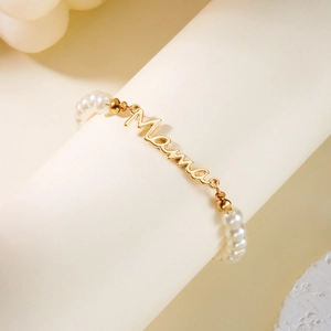 Détail du collier Mama avec perles blanches élégantes sur un support à bijoux