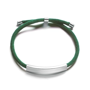 Détail du bracelet réglable en corde tressée verte avec une plaque en métal argenté