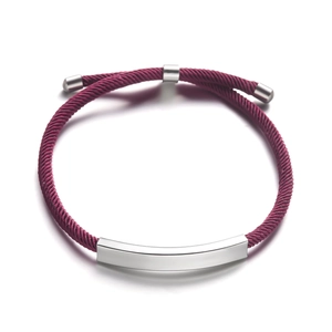 Gros plan du bracelet en corde tressée violette avec tube incurvé en argent poli et curseur