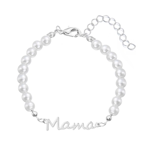 Vue détaillée du charme Mama sur bracelet en perles avec fermoir mousqueton ajustable