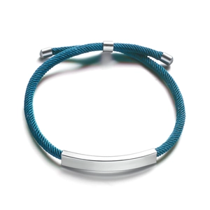 Détail du bracelet en corde tressée bleue avec plaque en métal argenté poli