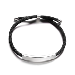 Détail du bracelet en corde tressée noire réglable avec barre en acier inoxydable polie