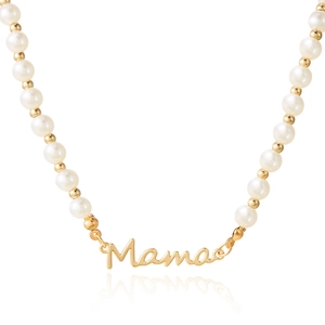 Vue détaillée du pendentif Mama sur chaîne dorée avec perles blanches rondes