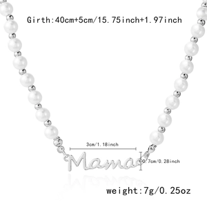 Détail du collier de perles Mama avec pendentif écriture argentée et perles alternées