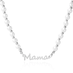 Gros plan du collier de perles avec pendentif Mama en argent poli sur fond blanc épuré