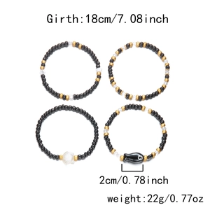 Guía de tallas del set de 4 pulseras bohemias con cuentas y dijes de concha y pez