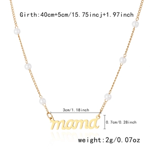 Détails du collier MAMA doré avec perles, dimensions 3cm x 0,7cm et chaîne de 40cm
