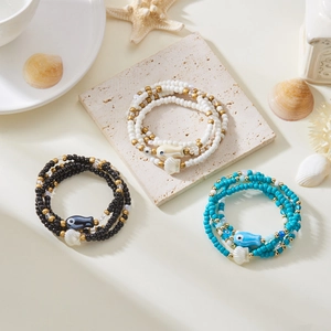 Set de pulseras de cuentas multicapa bohemias con dijes de pez y concha en blanco, negro y turquesa