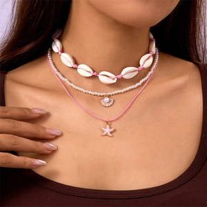 Böhmisches dreilagiges Halsketten-Set mit rosa Seestern und Muschelperlen an einem Modell