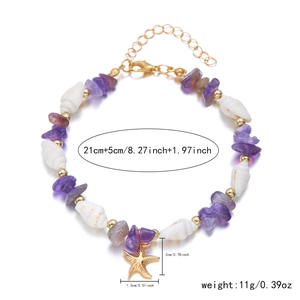 Detail eines Boho-Seestern-Armbands mit lila Steinen und verstellbarem Karabinerverschluss