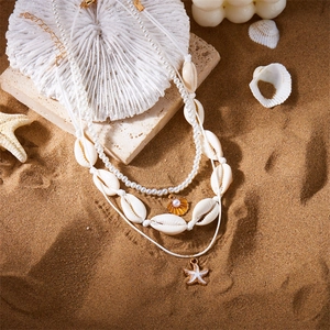 Detail der mehrlagigen Boho-Strandhalskette mit Seestern-Anhängern und echten Muscheln