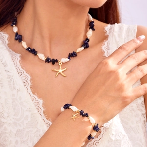 Detail von böhmischem Seestern Halskette und Armband Set mit blauen Steinen und Muscheln