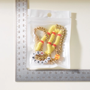 Macro-opname van een 3-delige softball-armbandset in een 10x10cm transparante zak