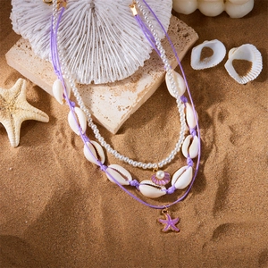 Detail der Lagen-Halskette im Strandstil mit Muscheln, Perlen und lila Seestern