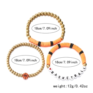 Detailoverzicht van de driedelige basketbal armbandenset met kralen en bedels