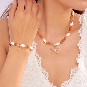 Details von Strand-Halskette und Armband-Set mit Seestern-Anhängern und Muscheln