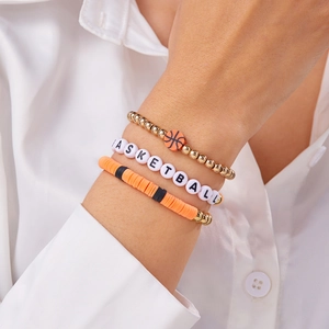 Set van drie sportieve basketbalarmbanden met polymeerklei en witte letterkralen