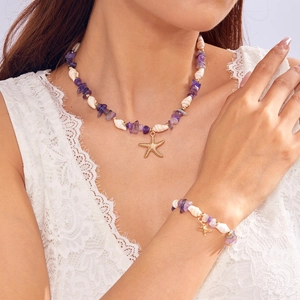 Details von böhmischem Strandschmuck-Set mit lila Steinen, Muscheln und Seestern
