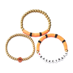 Detailweergave van driedelige basketbal armbandenset met kralen en polymeerklei schijfjes