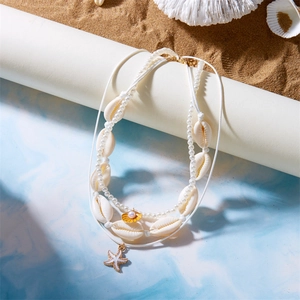 Detail der böhmischen Lagenkette mit Muscheln, Perlen und Seesternanhängern im Set