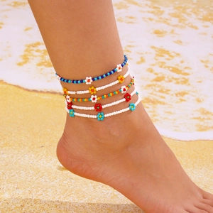 Boheemse vijfdelige kleurrijke kralen enkelbandjes set op een zonnig strand