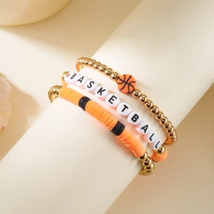 Detailopname van een 3-delige basketbal armbandenset met kleurrijke heishi kralen