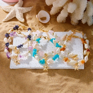 Set aus vier Strand-Halsketten und Armbändern mit Seestern-Anhängern und bunten Steinen