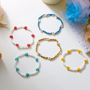 Detailopname van vijf handgemaakte bohemien kralen enkelbandjes voor zomerse stranddagen