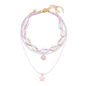 Detailansicht der Boho-Halskette mit Muschel-, Perlen- und rosa Seestern-Anhängern