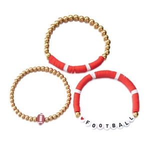 Detail van voetbal meerlagige armbandset met rode kleikralen en gouden accenten