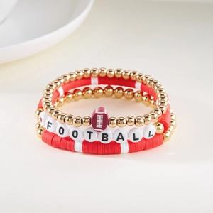 Detail van voetbal meerlaagse armbandset met rode kralen en gouden metalen ballen